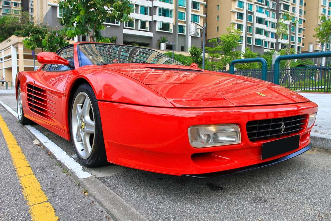 червоний chevrolet camaro, припаркований на узбіччі вдень онлайн пазл