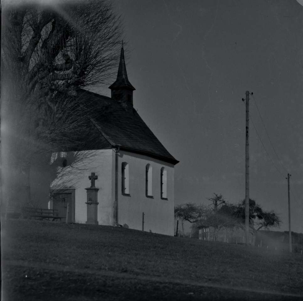 Graustufenfoto der Kirche in der Nähe von bloßen Bäumen Puzzlespiel online