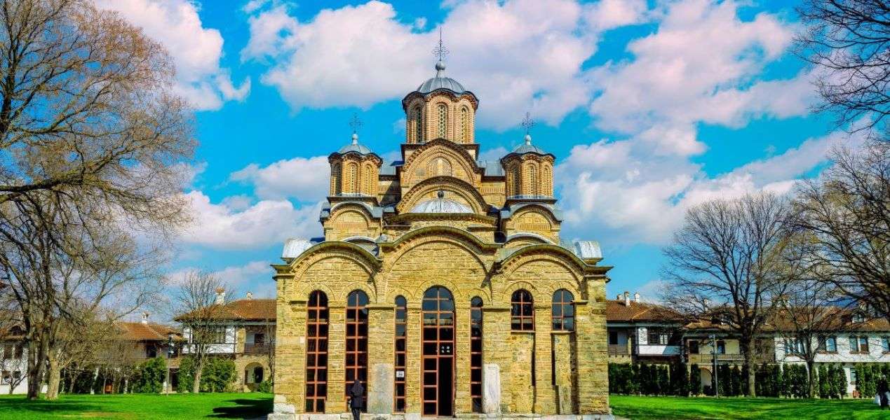 Приштинская церковь в Косово пазл онлайн