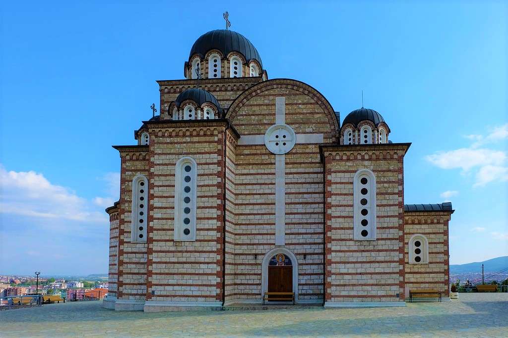 Mitrovica Kirche im Kosovo Puzzlespiel online