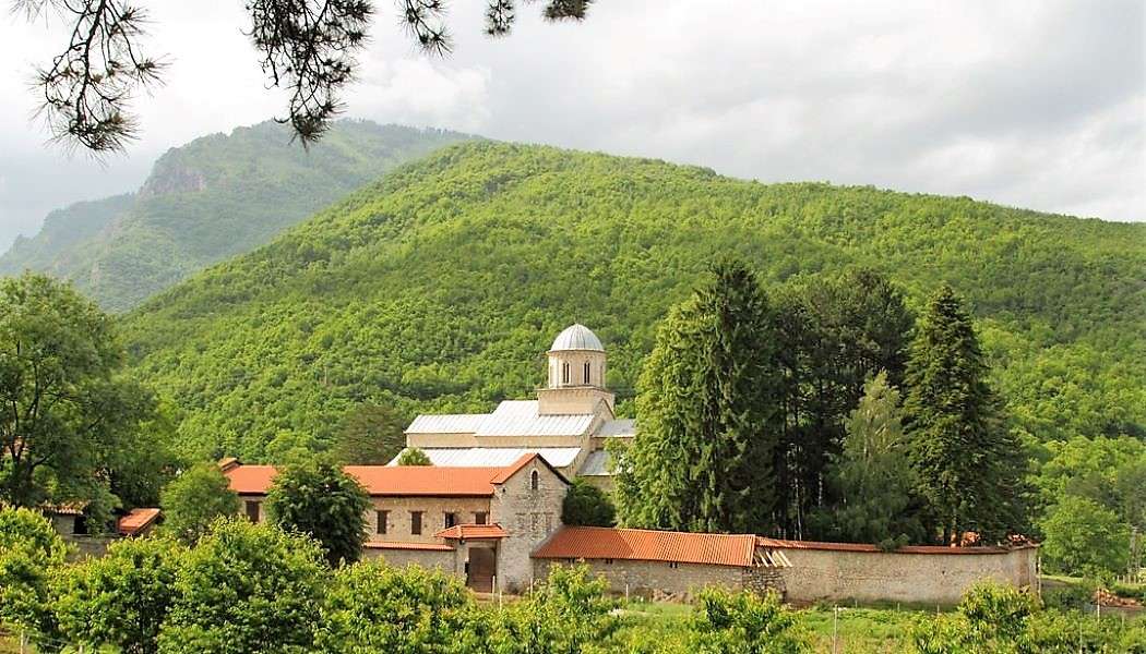 Kloster Junik i Kosovo pussel på nätet