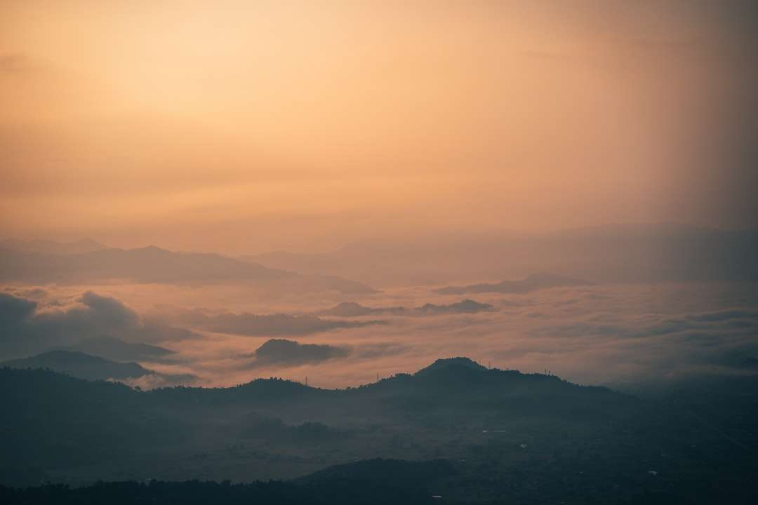 Silhuett av berg under solnedgången Pussel online