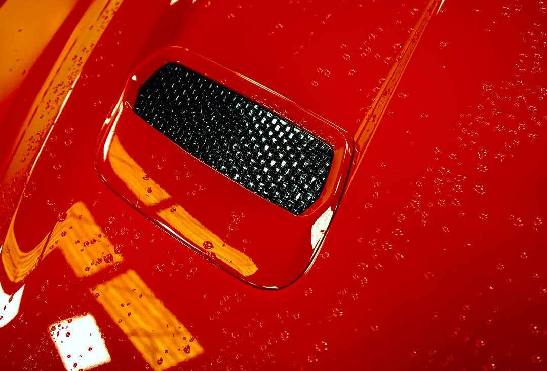 Rotes Auto mit gelben Lichtern Online-Puzzle