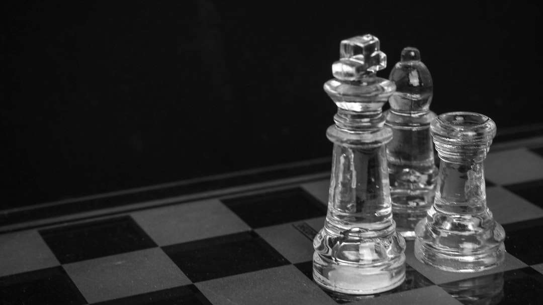 黒と白の市松模様のチェスの駒 ジグソーパズルオンライン