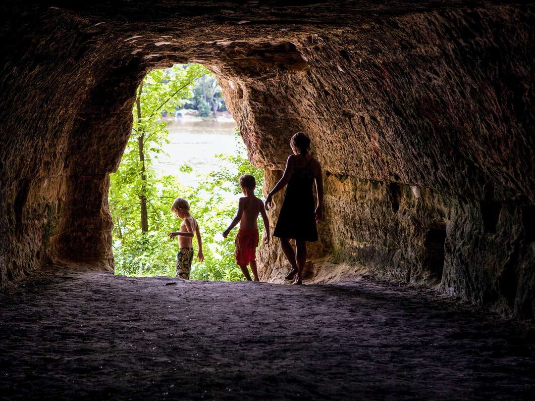 2 женщины в черном платье идут по коричневому туннелю пазл онлайн