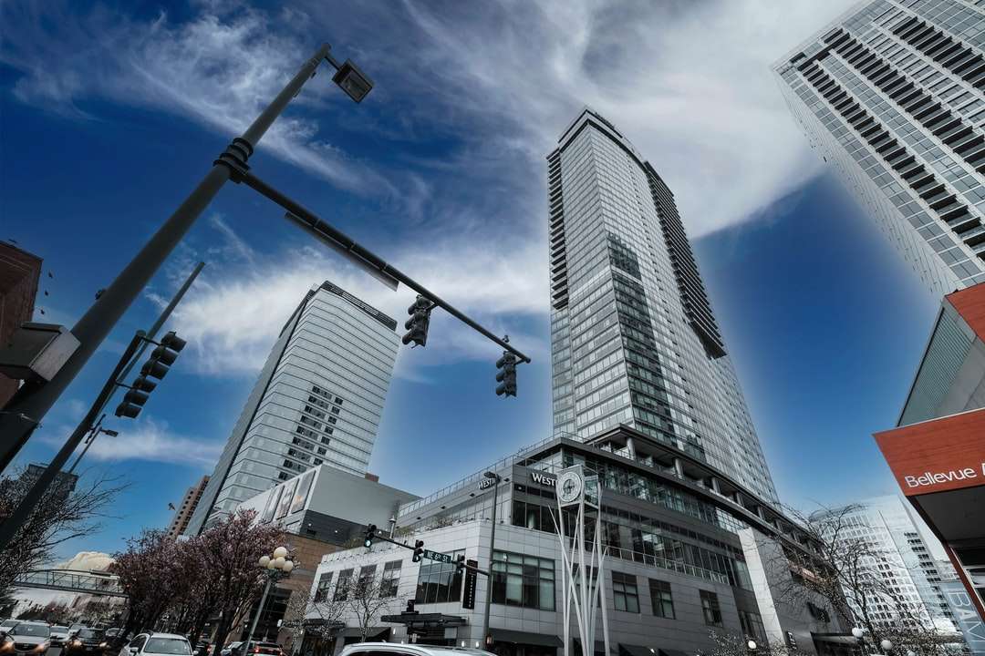 біло-чорна бетонна будівля під блакитним небом онлайн пазл