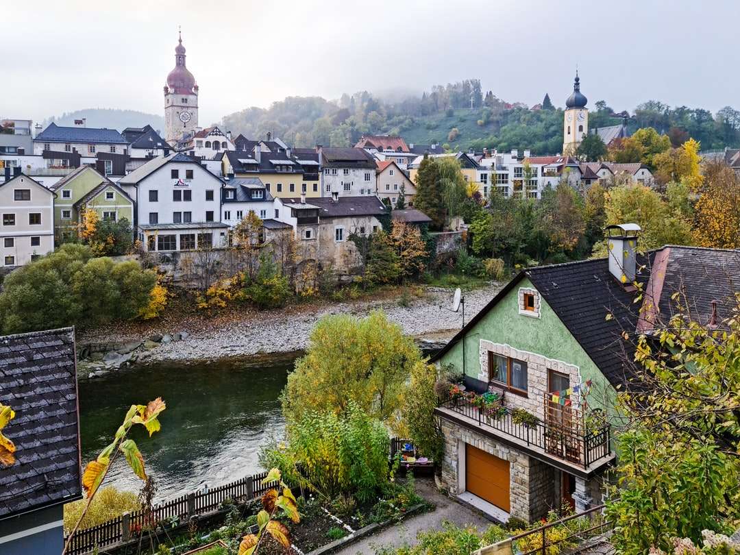 Oamenii care merg pe râu în apropierea caselor în timpul zilei jigsaw puzzle online