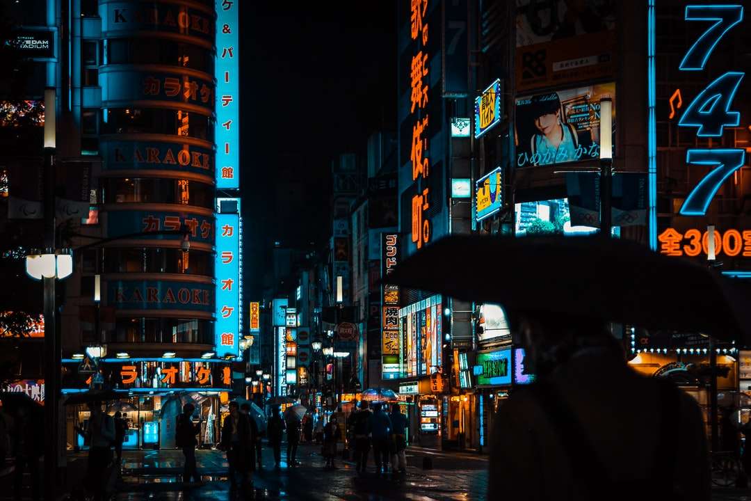 Pessoas andando na rua durante a noite puzzle online