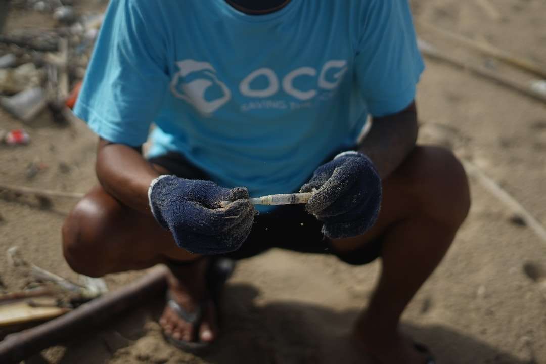 om în blue echipaj de echipaj tricou așezat pe nisip maro puzzle online