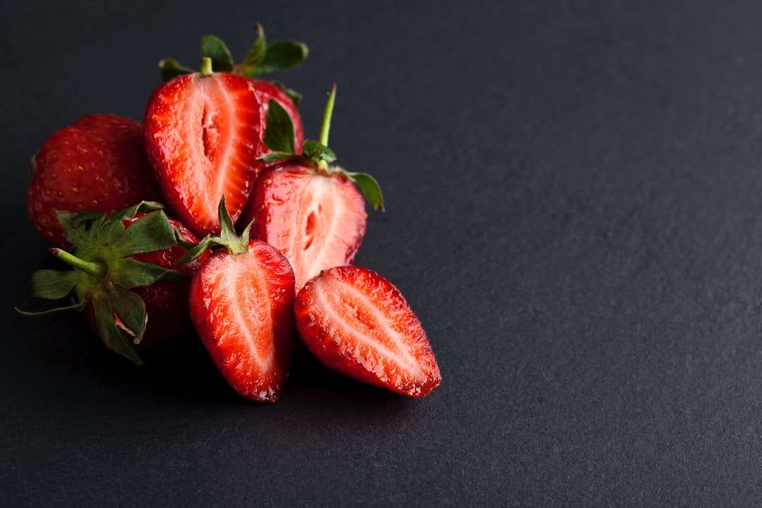κόκκινες φράουλες σε μαύρο κλωστοϋφαντουργία παζλ online