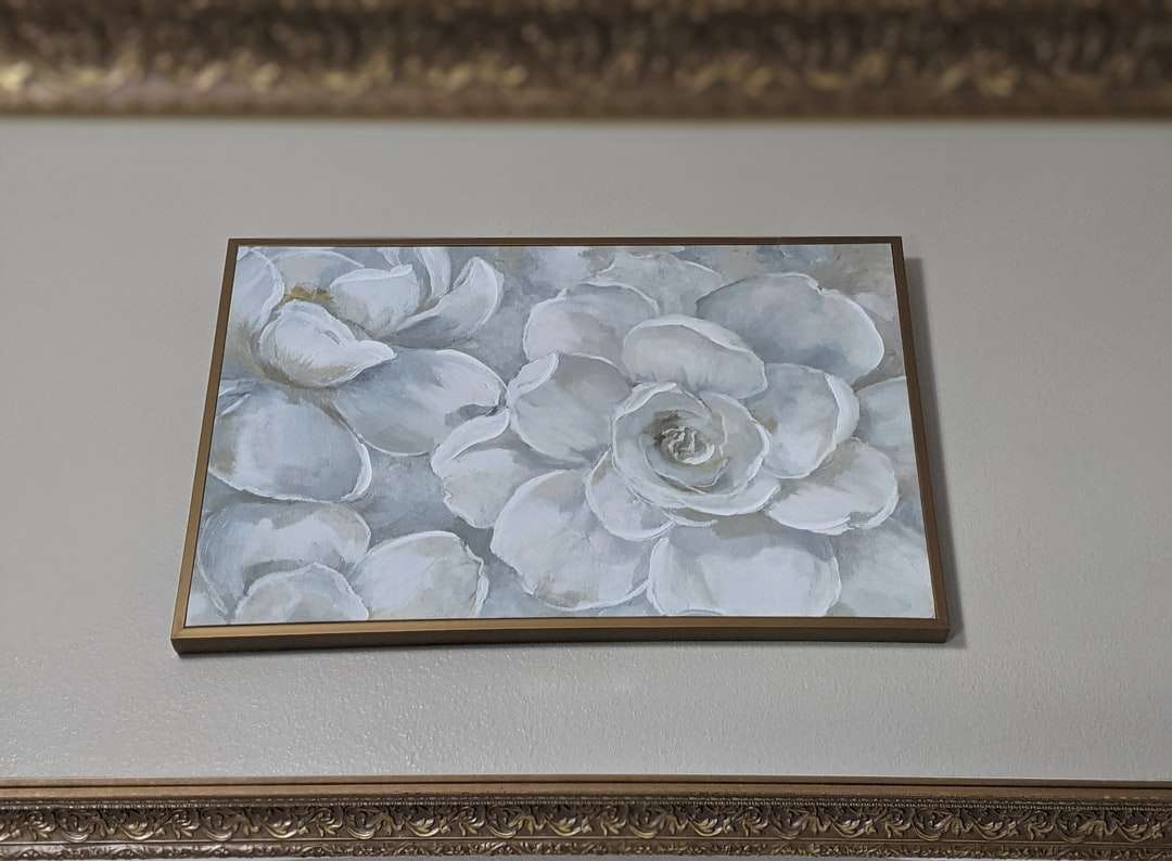 Bílý květ obraz na hnědý dřevěný rám online puzzle