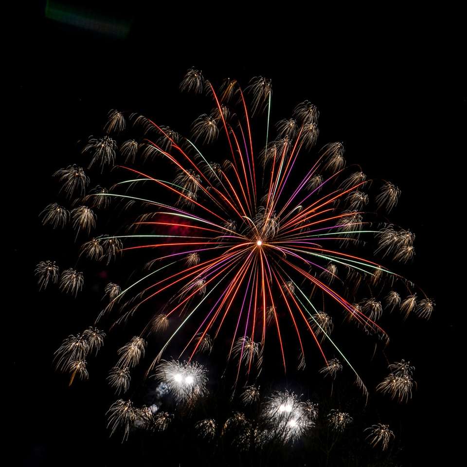 Rood en wit vuurwerk display tijdens de nacht legpuzzel online