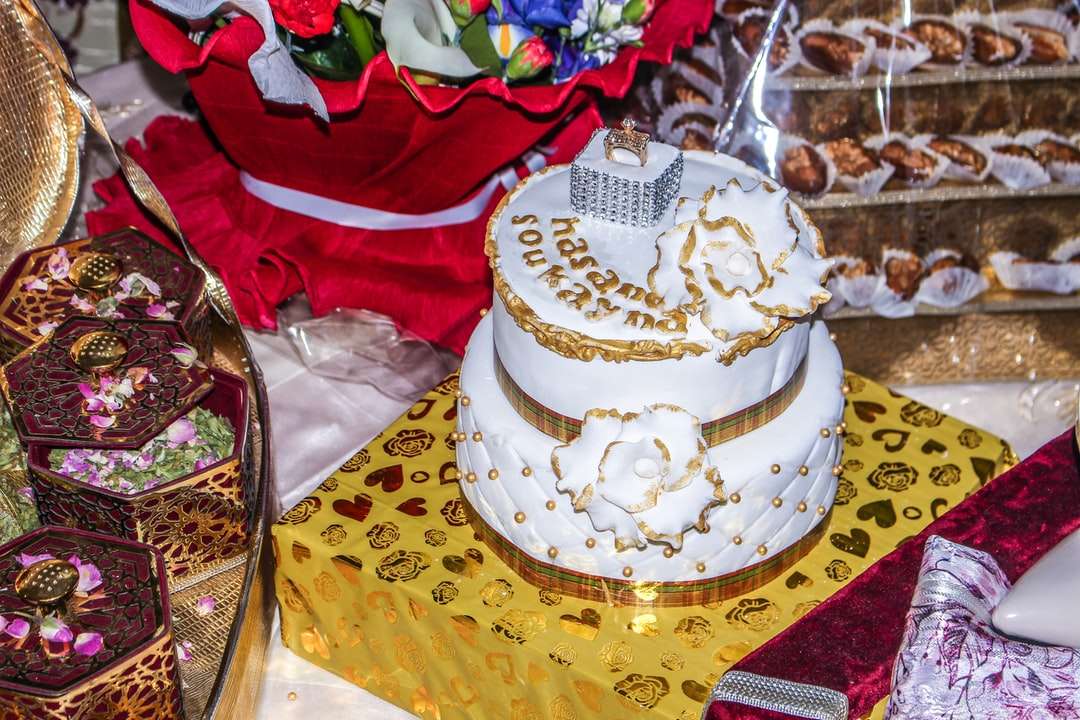Torta blanca y dorada en la bandeja de oro rompecabezas en línea