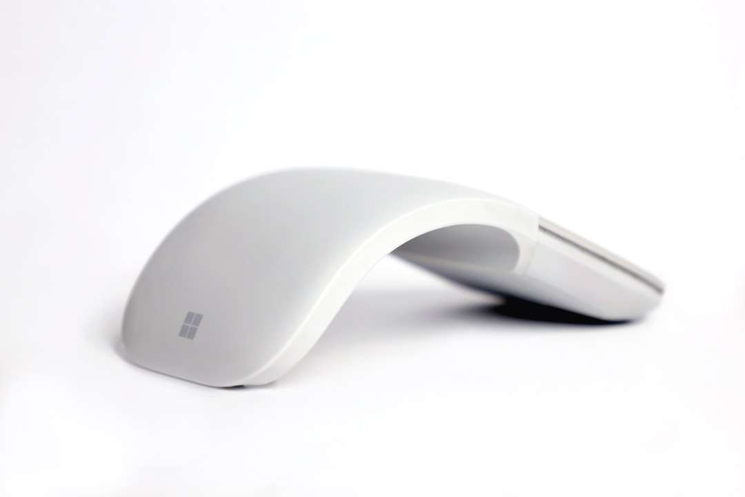 Svart Apple Magic Mouse på vit yta Pussel online