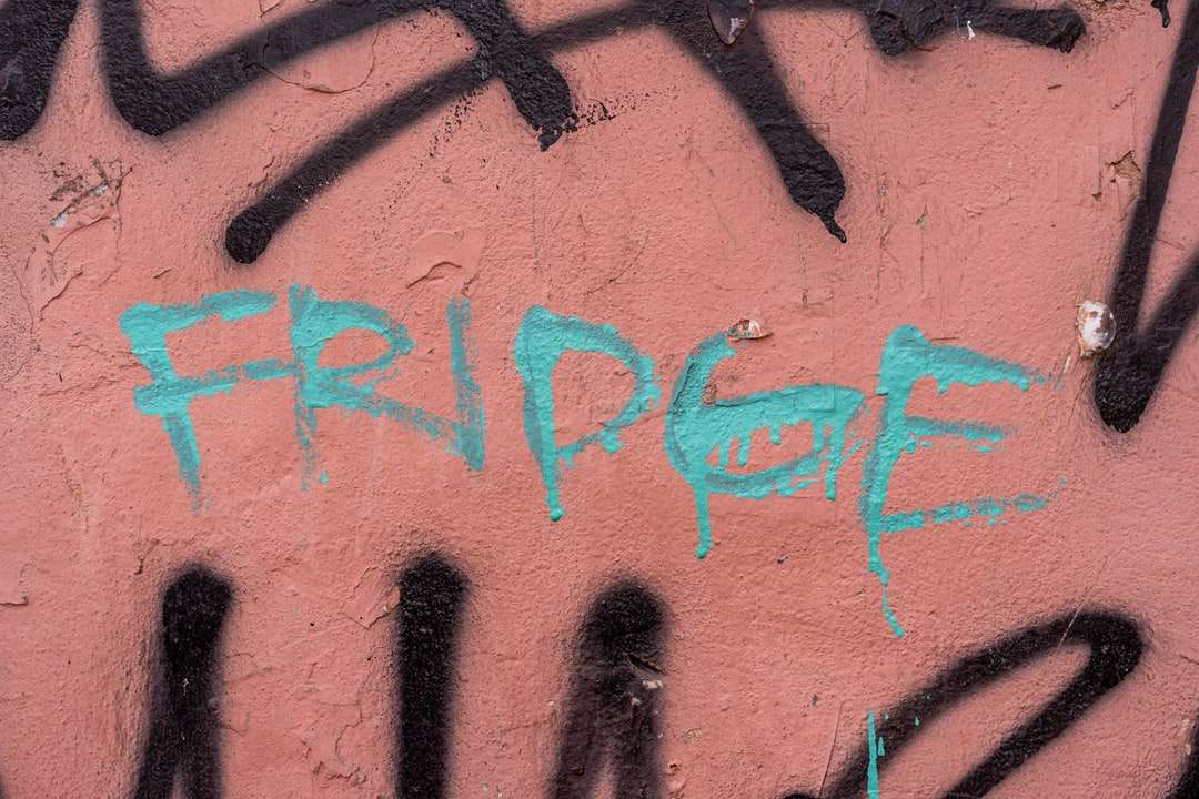 Graffiti azul e preto na parede puzzle online