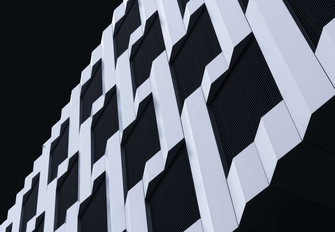 Бяла и черна илюстрация на сградата онлайн пъзел
