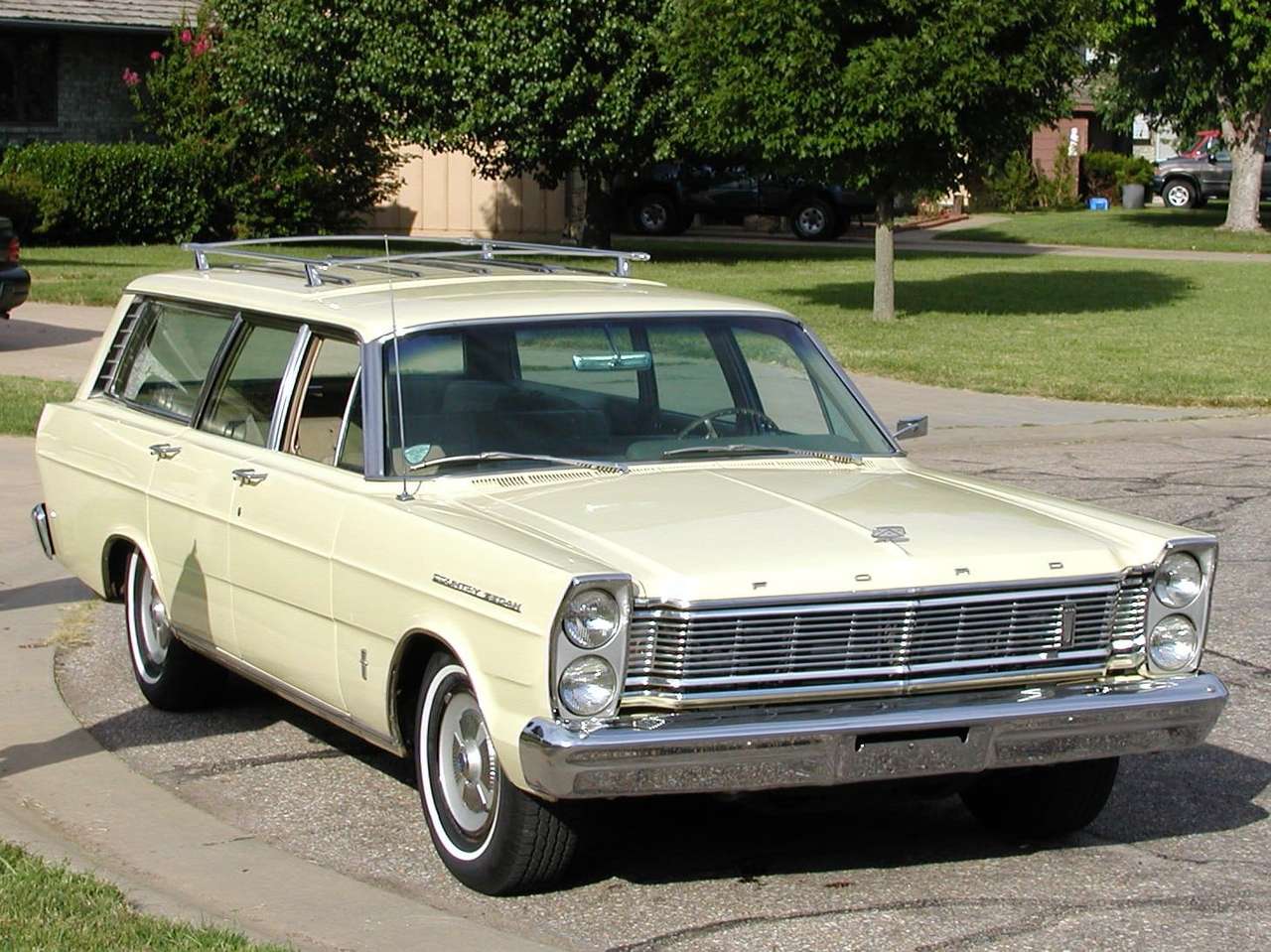 Универсал Ford Country 1965 года выпуска онлайн-пазл