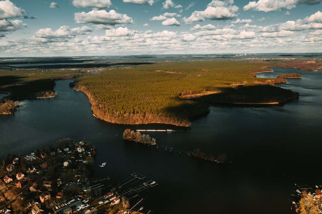 Luftbild von Stadtgebäuden in der Nähe von Wasser des Wassers Online-Puzzle