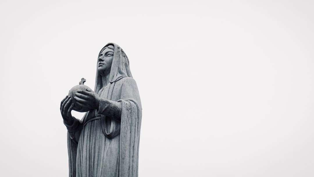 Grå betong staty av en kvinna Pussel online