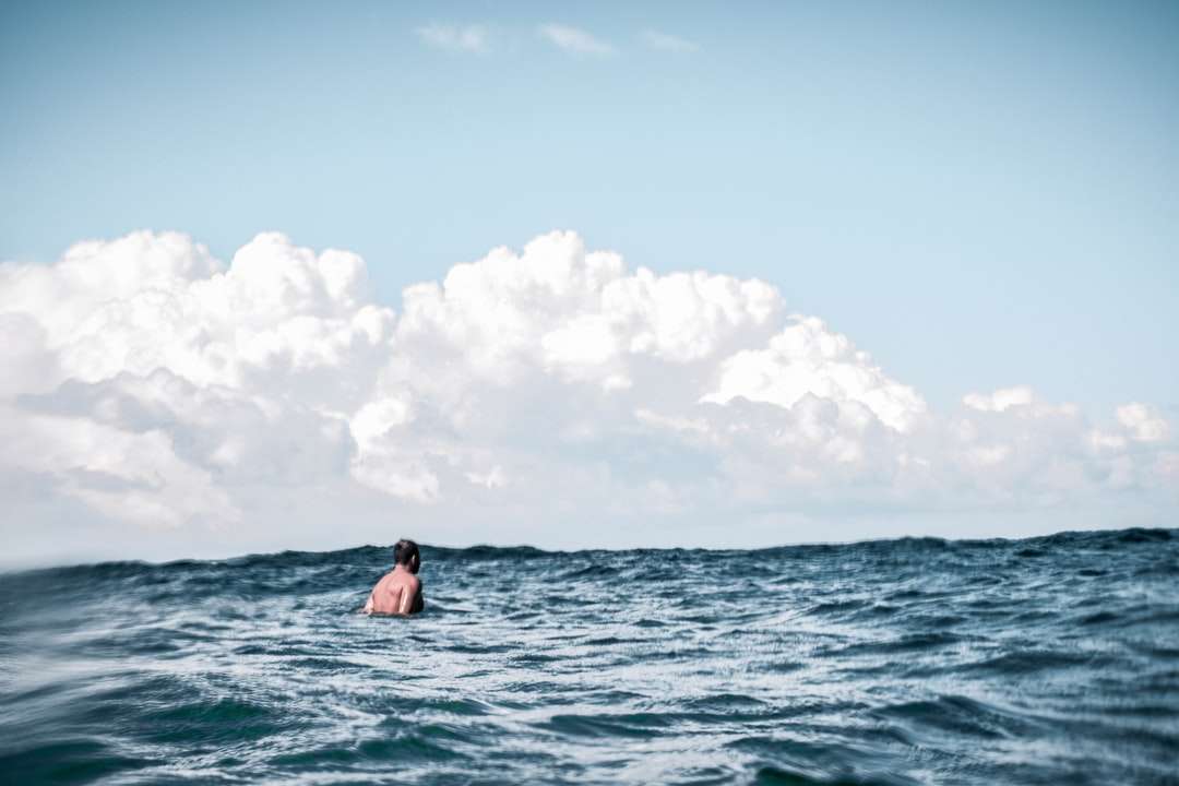 Vrouw in blauwe bikini op lichaam van water legpuzzel online