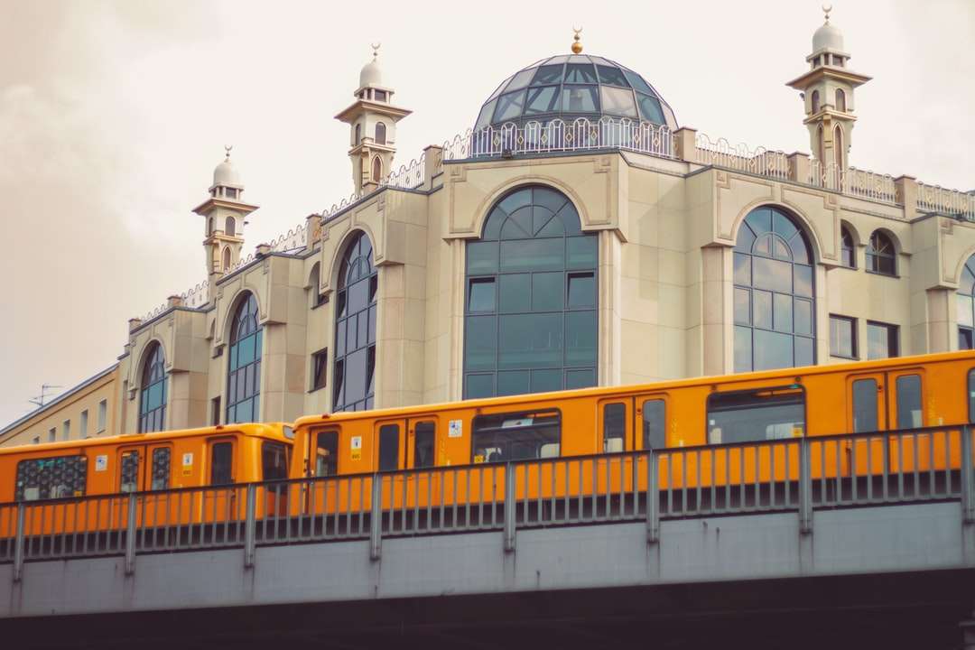 Κίτρινο και μαύρο τρένο στη σιδηροδρομική γραμμή online παζλ