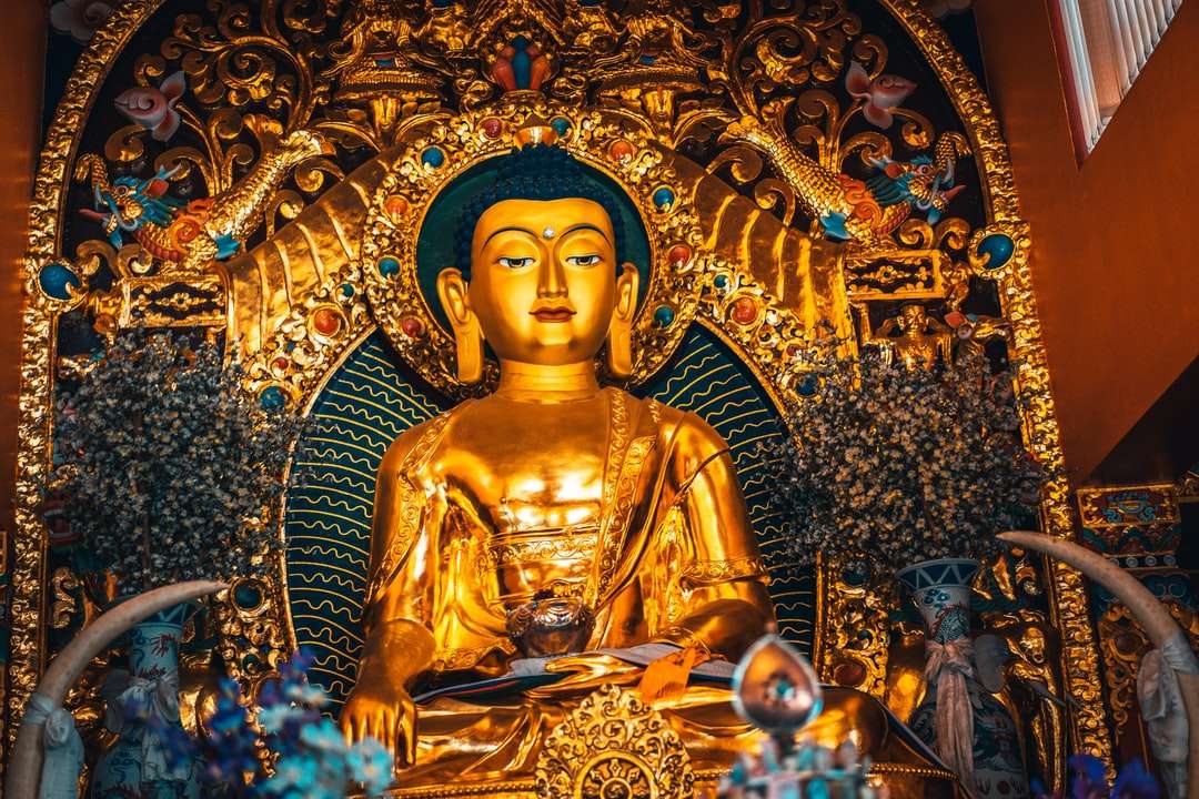 Socha zlaté Buddhy s modrým a zlatým pozadím skládačky online