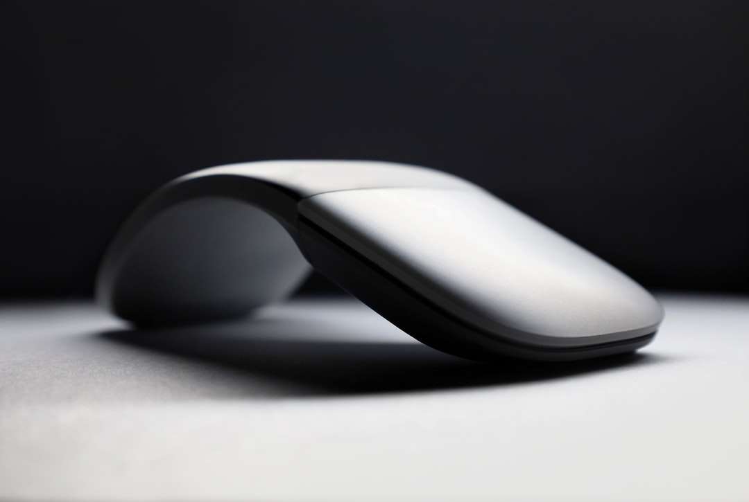 Mouse del computer cordless bianco sulla superficie bianca puzzle online