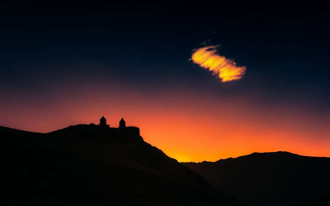 Silhouet van berg tijdens zonsondergang legpuzzel online