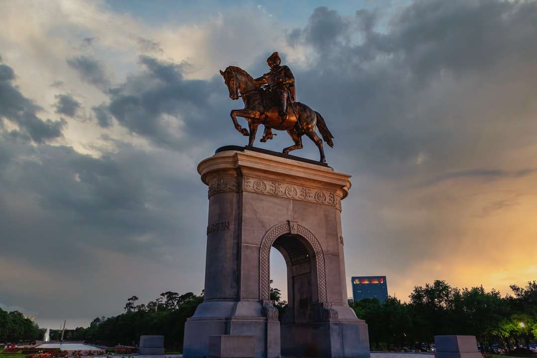 Човекът езда на конна статуя под облачно небе през деня онлайн пъзел