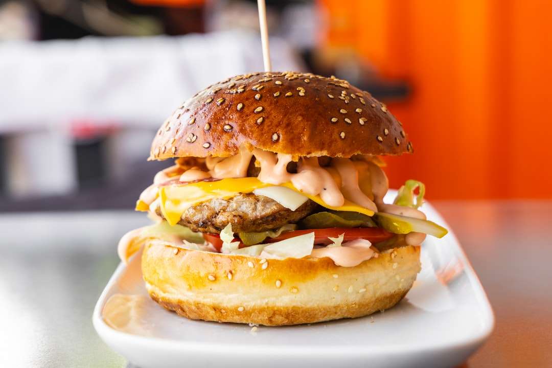 Burger σε λευκό κεραμικό πιάτο online παζλ