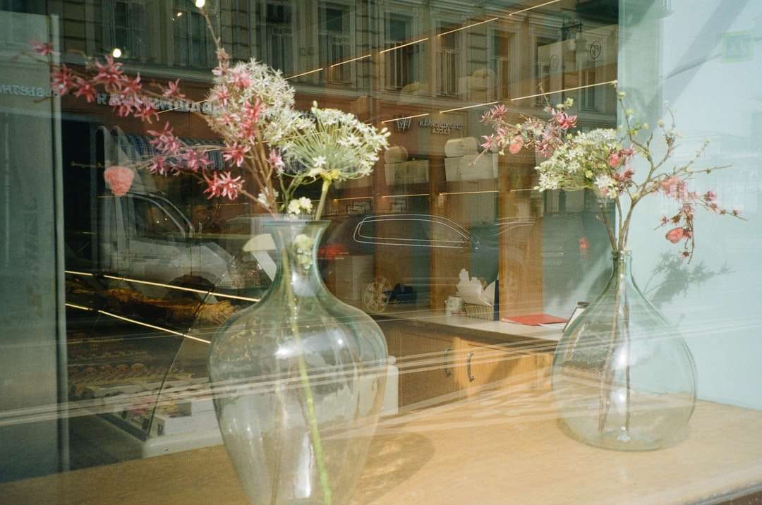Flores blancas y rosadas en jarrón de cristal transparente. rompecabezas en línea