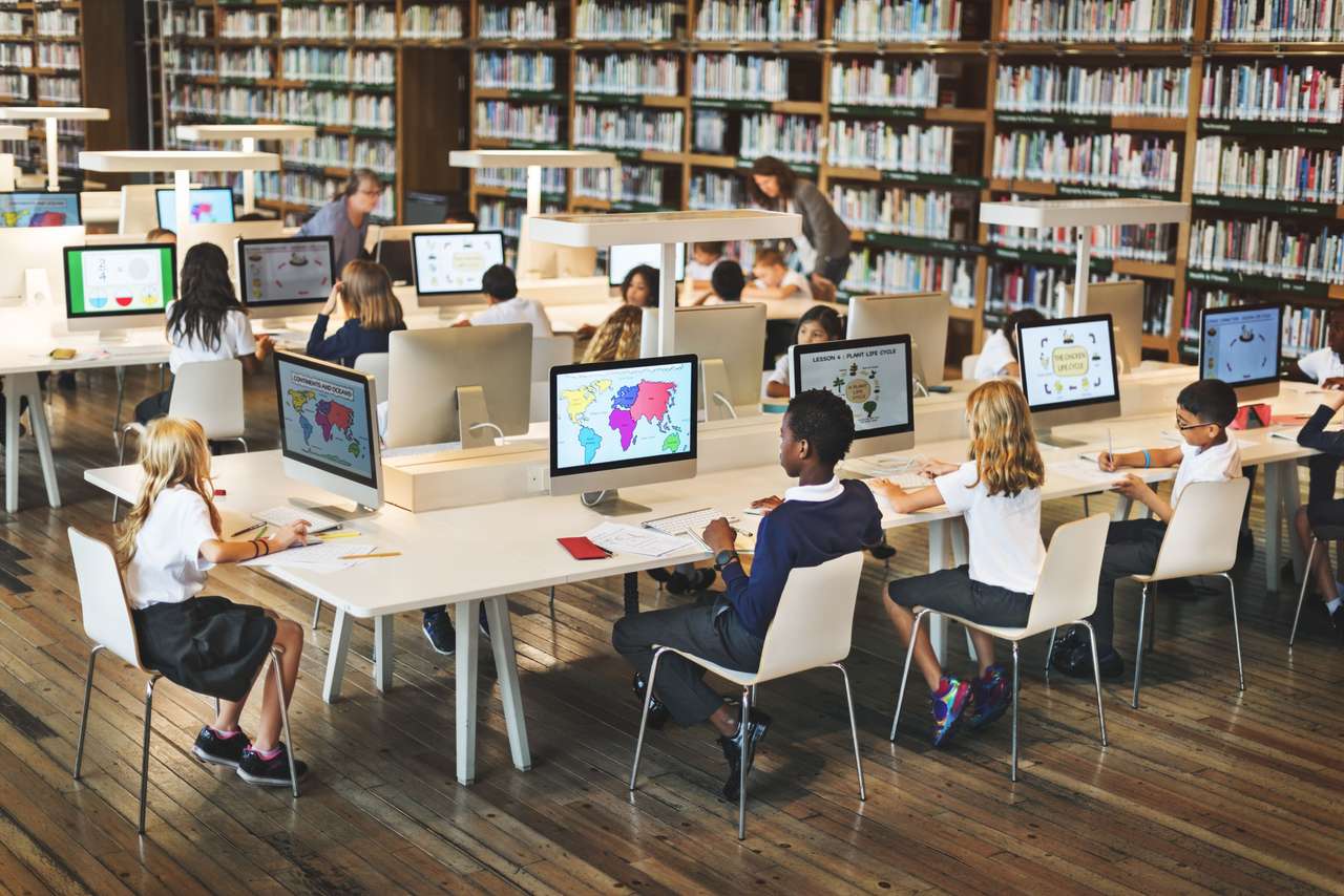Παιδιά στη βιβλιοθήκη online παζλ