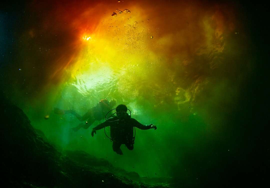 Ο άνθρωπος με μαύρο υγρό κοστούμι κάτω από το νερό παζλ online