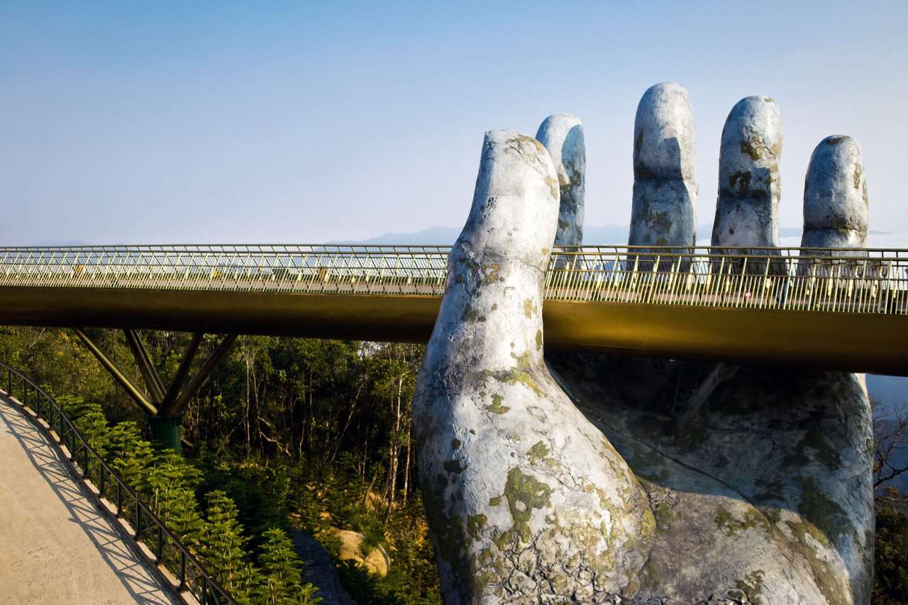 Mani in possesso di un ponte puzzle online