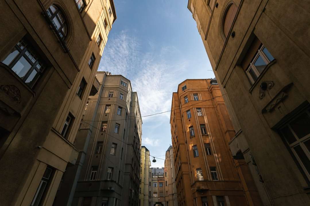фотографія з низьким кутом коричневої бетонної будівлі онлайн пазл