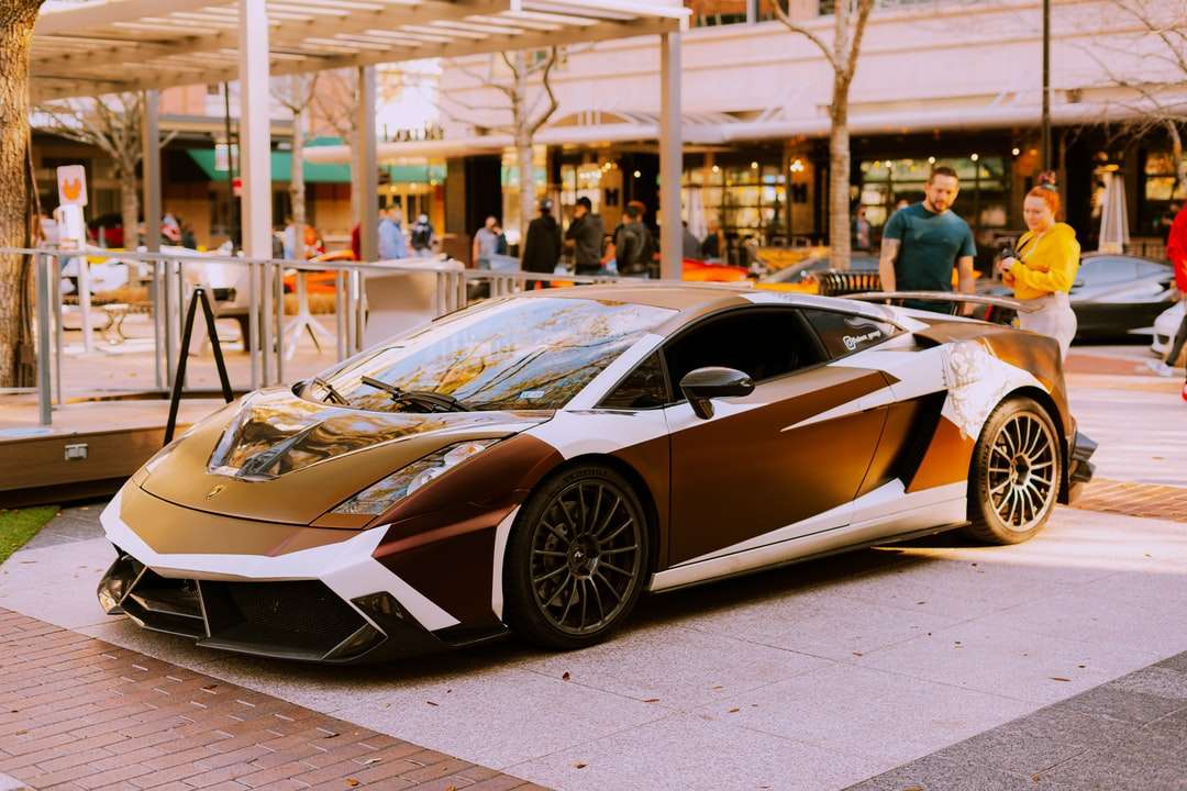 Black Lamborghini Aventador zaparkovaný na ulici během dne online puzzle
