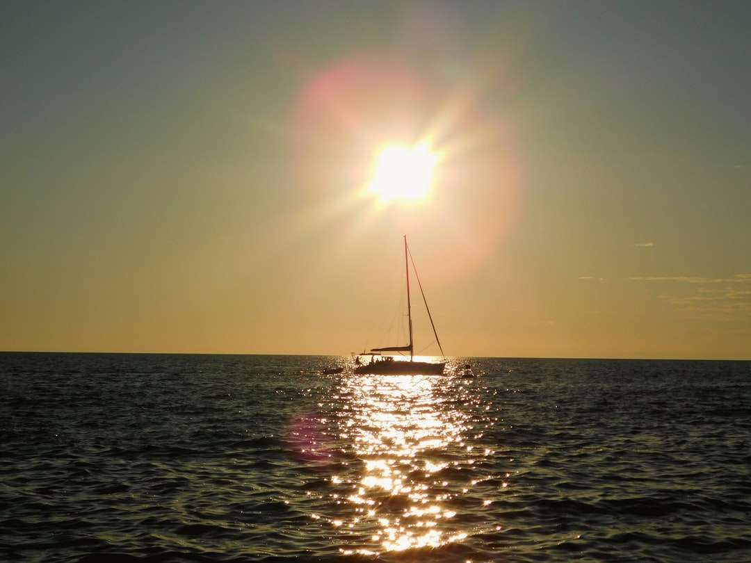 Barco de vela blanco en el mar durante el día rompecabezas en línea