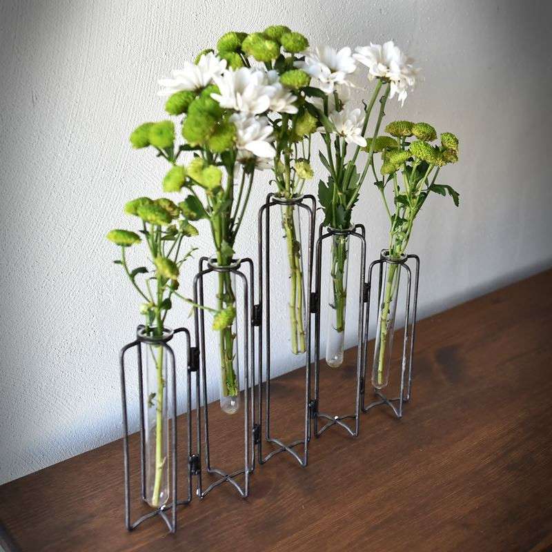 Квіти у скляних флаконах пазл онлайн