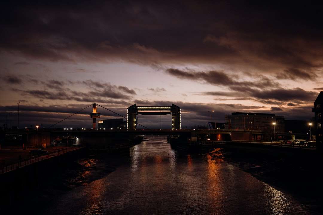 Γέφυρα πάνω από το νερό κατά τη διάρκεια της νύχτας online παζλ