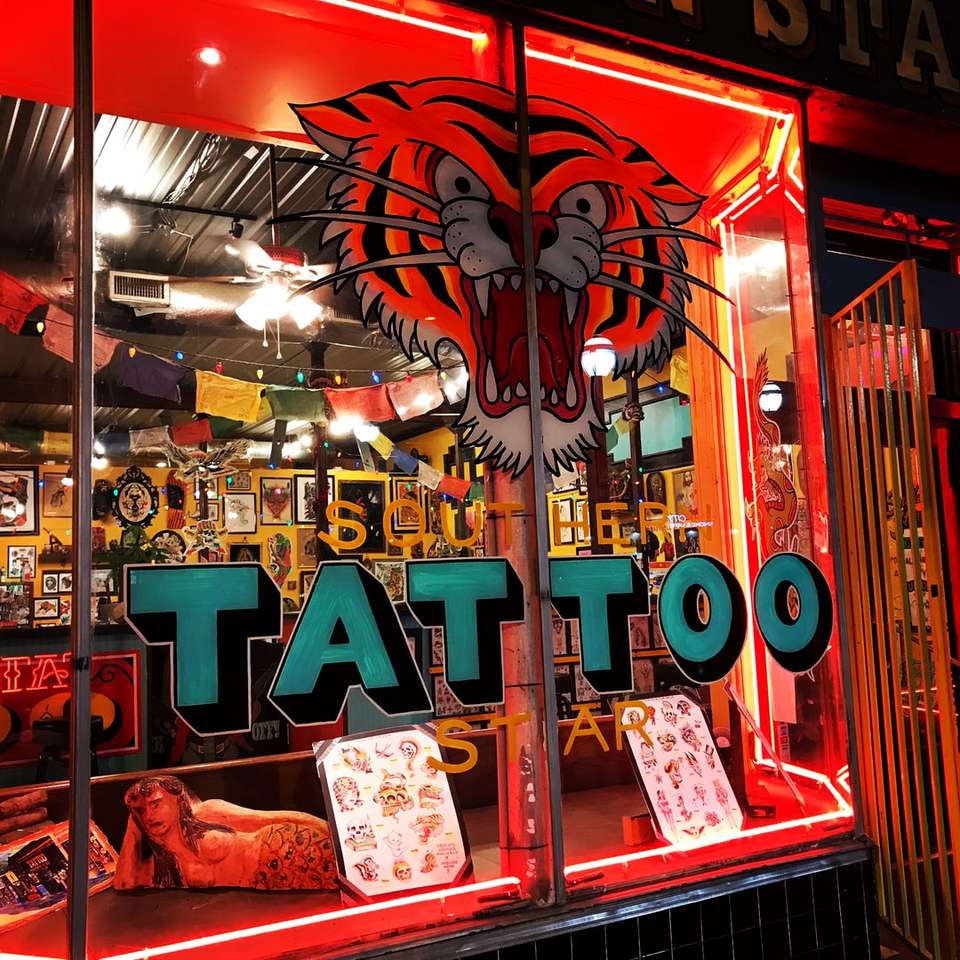 Tienda de tatuajes por la noche rompecabezas en línea