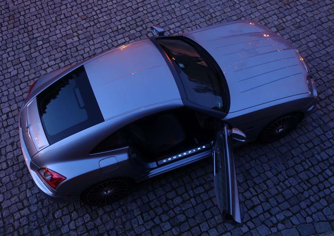 Schwarzes Auto geparkt auf grauem Pflaster Puzzlespiel online