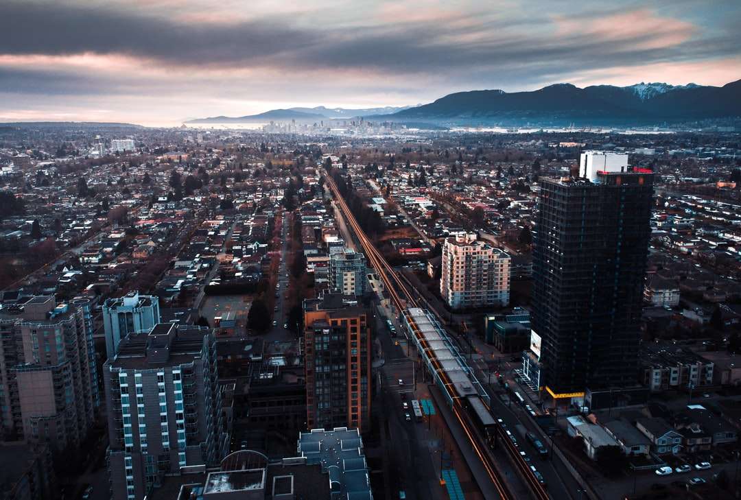 Въздушен изглед към градските сгради през деня онлайн пъзел