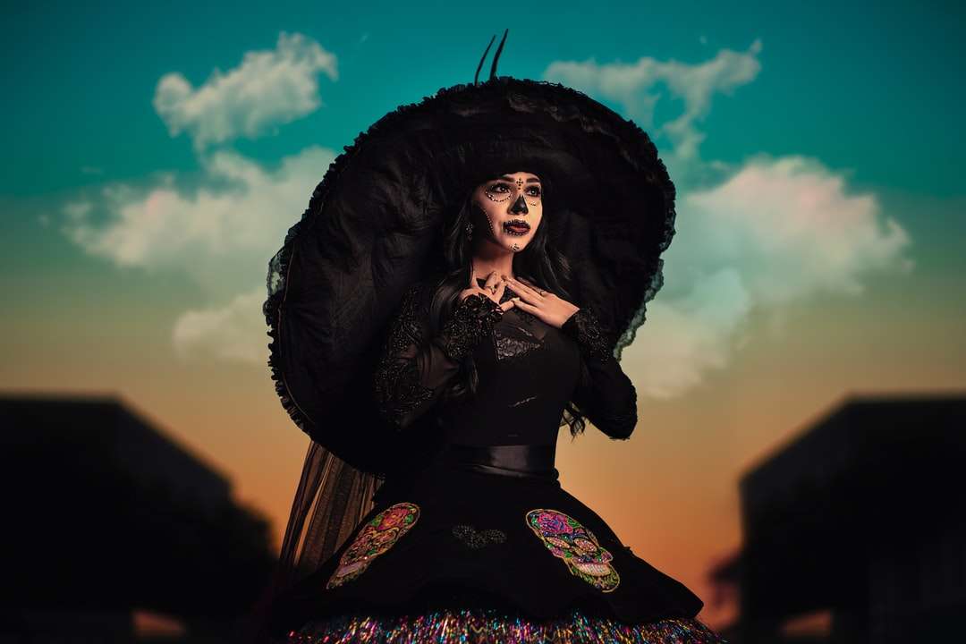 жена в черната рокля с дълъг ръкав онлайн пъзел