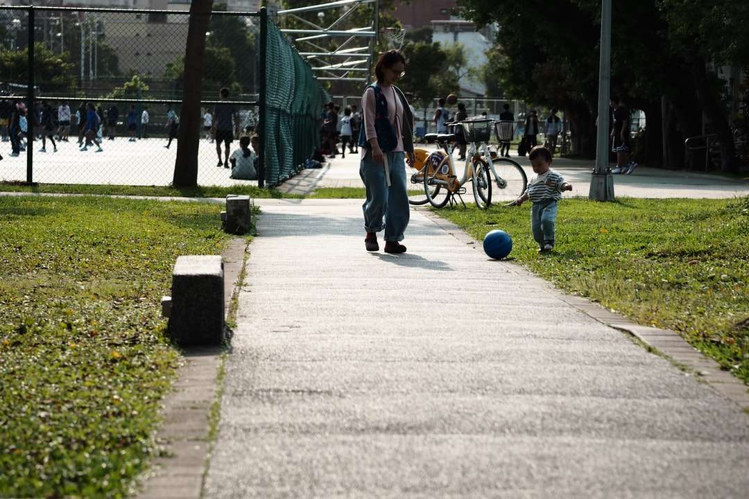 Човек в синьо яке и синя деним дънки вървят по тротоар онлайн пъзел