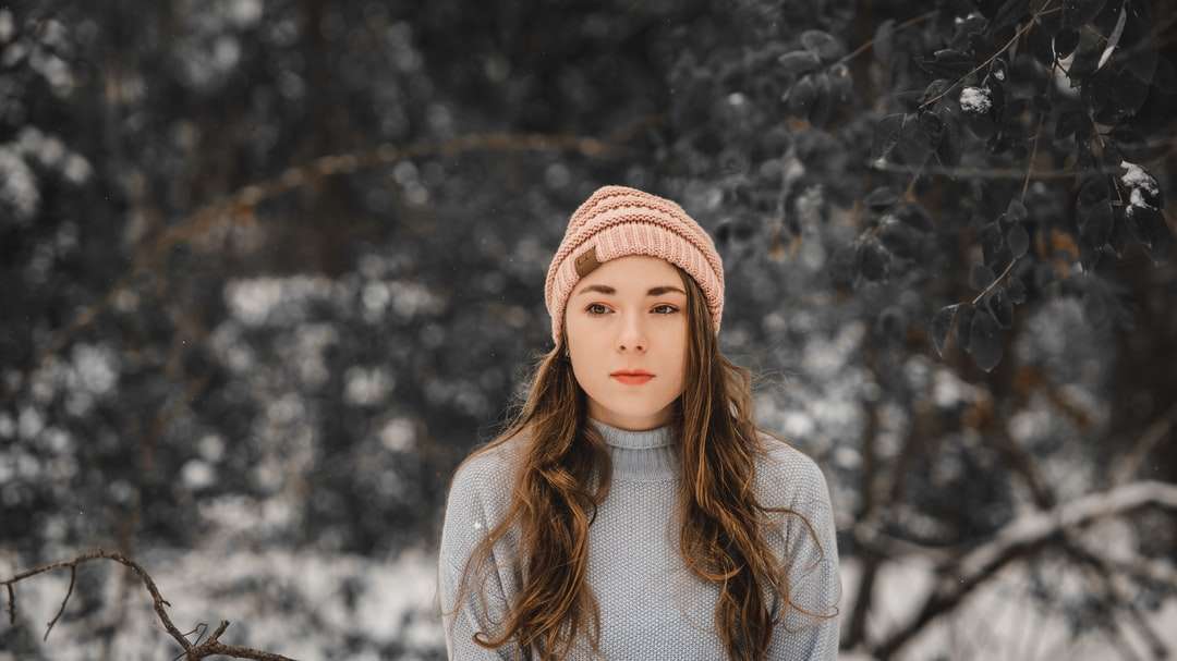 白いタートルネックのセーターと茶色のニット帽の女の子 オンラインパズル