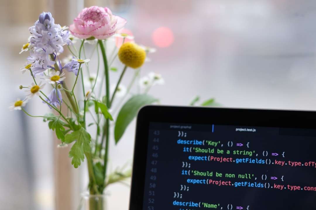 Svart bärbar dator aktiverad nära gula blommor Pussel online