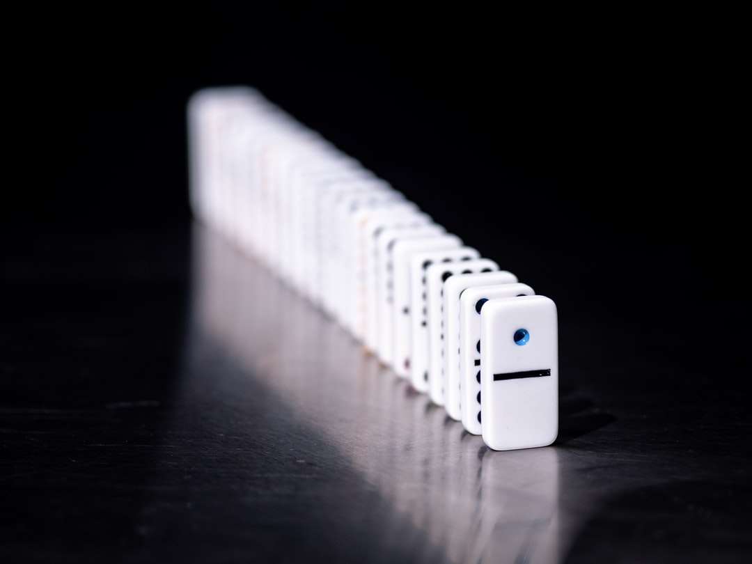 Bílý iPhone 4s na hnědý dřevěný stůl skládačky online