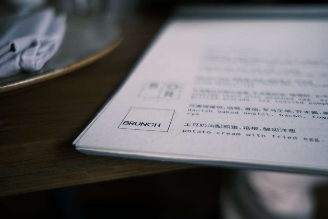 Λευκό χαρτί εκτυπωτή σε καφέ ξύλινο τραπέζι online παζλ