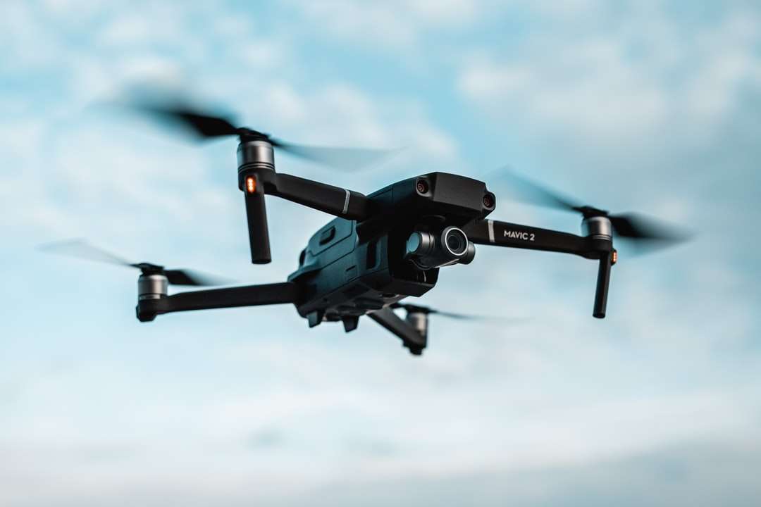 черный дрон летит в воздухе пазл онлайн