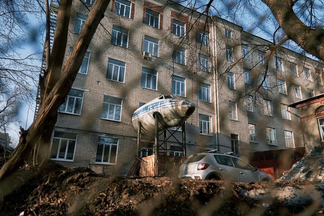 Berline blanche garée à côté du bâtiment en béton marron puzzle en ligne